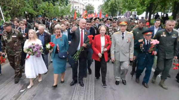VIDEO/ Igor Dodon și Diana Caraman, cu panglica „Sfântul Gheorghe” la piept. În capitală a început Marșul Memoriei