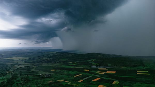 Ploi, descărcări electrice și grindină: Meteorologii au emis încă un cod galben, valabil în toată țara