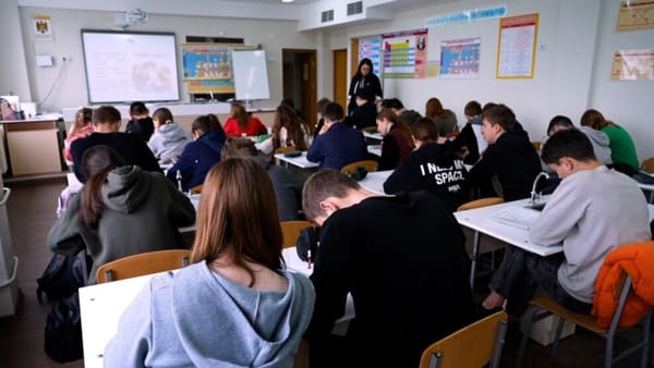 Specialiștii au vizitat școala în care a învățat fata care s-ar fi sinucis. Elevii afectați ar putea fi scutiți de la ore
