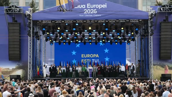 FOTO/ În Piața Marii Adunări Naționale a fost inaugurat Orășelul European. Ce pot vedea vizitatorii