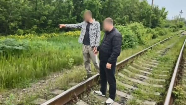 VIDEO/ Cinci tineri, reținuți după ce ar fi încercat să fure radiatoare din gara feroviară Bălți-Slobozia