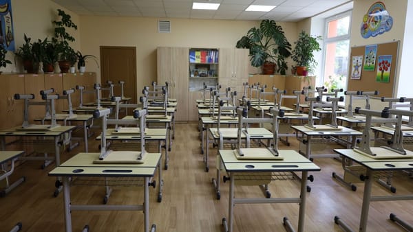 Un tânăr profesor din R. Moldova ar fi fost agresat de către părintele unui elev chiar în sala de clasă