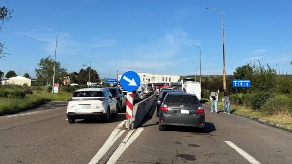 Trafic intens la ieșirea din R. Moldova. Călătorii, îndemnați să evite punctul de trecere a frontierei Leușeni