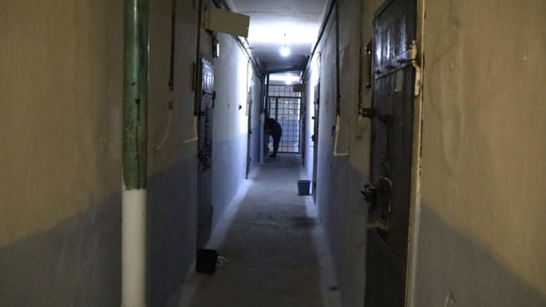 Zeci de percheziții matinale în dosarul amnistiei. Sunt vizați atât foști deținuți, cât și actuali