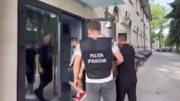 VIDEO/ Escrocherie în numele unei companii de energie electrică: Patru tineri străini, reținuți