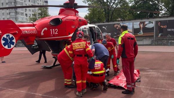FOTO/ O pacientă din Chișinău a fost transportată cu un elicopter SMURD România la București