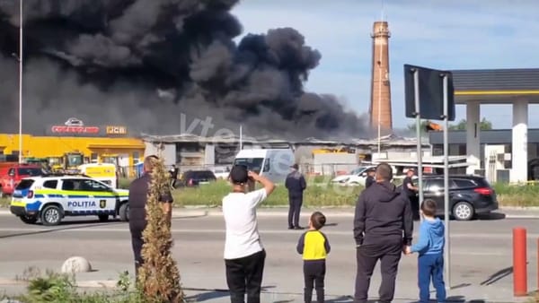 FOTO/VIDEO Incendiu la un depozit din sectorul Ciocana al capitalei. Flăcările riscă să se extindă