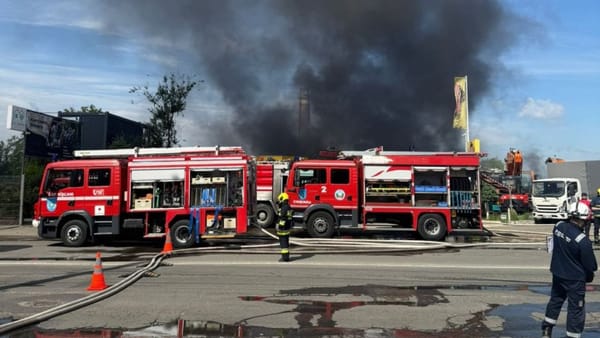 FOTO/VIDEO Incendiu la un depozit din sectorul Ciocana al capitalei. Localnicii sunt rugați să nu deschidă ferestrele