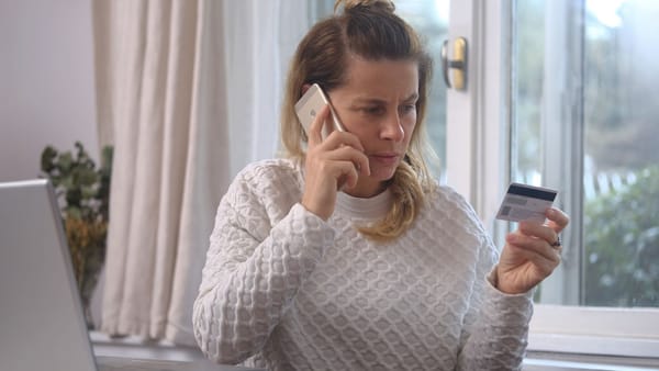 Tot mai multe escrocherii prin telefon. Sute de oameni au cerut ajutor la 112 în doar câteva zile