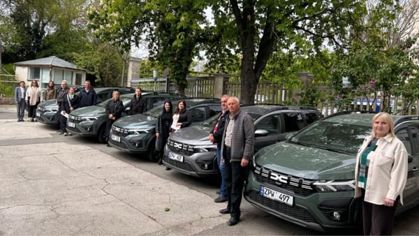 Specialiștii în asistență psihopedagogică vor ajunge mai ușor la copii. Cinci automobile noi, repartizate în teritorii