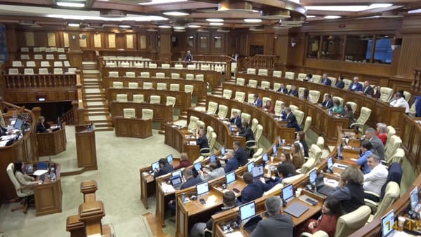 VIDEO/ Tensiuni în plen la votarea noului Cod privind organizarea și funcționare a Parlamentului. Opoziția a părăsit sala