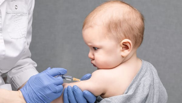 A început vaccinarea gratuită împotriva unei forme grave de meningită. Cine poate primi vaccinul