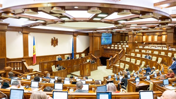 LIVE/ Ședința Parlamentului. Modificări la Legea cetățeniei și reducerea perioadei stării de urgență, pe agenda deputaților