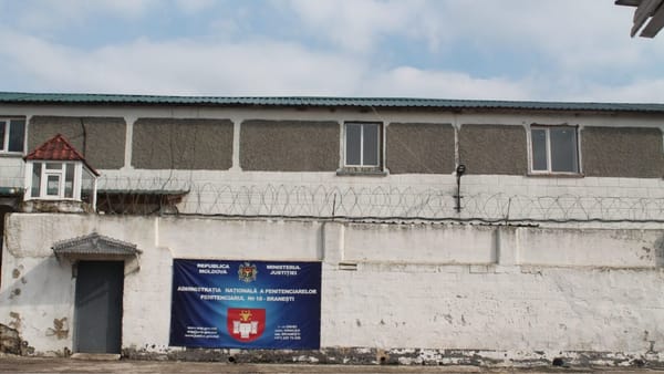 Focuri de armă la Penitenciarul Brănești! Un fost condamnat ar fi încercat să intre cu mașina pe teritoriul instituției