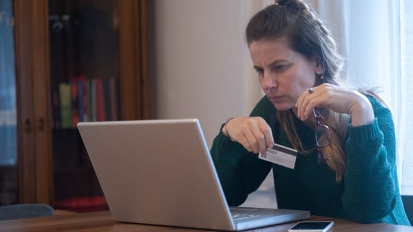 Escrocii au lovit din nou. Femei din Chișinău și Ceadîr-Lunga au pierdut sume uriașe de bani