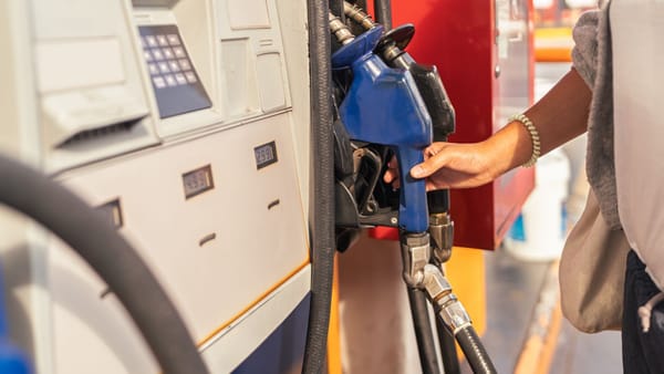 Benzina și motorina se scumpesc din nou. Noile prețuri plafon anunțate de ANRE