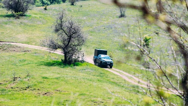 FOTO/ Localnicii din Avrămeni au găsit un proiectil în sol, în timpul lucrărilor agricole. Geniștii au intervenit