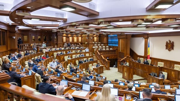 LIVE/ Ședința Parlamentului. Deputații dezbat proiecte privind protecția socială, gestionarea deșeurilor și siguranța rutieră