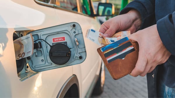Săptămâna începe cu noi scumpiri la carburanți. Benzina trece de 30 de lei