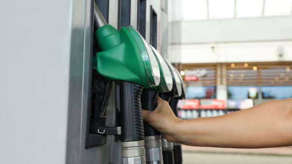 Continuă scumpirile la carburanți. Cât vor costa benzina și motorina miercuri
