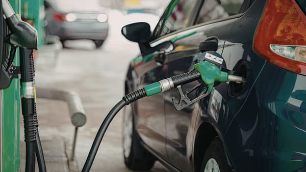 Motorina se ieftinește cu 23 de bani. Cât vor costa carburanții în perioada 9-11 mai