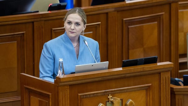 Copiii cu dizabilități vor primi anual câte 3.000 de lei. Proiectul, votat în prima lectură
