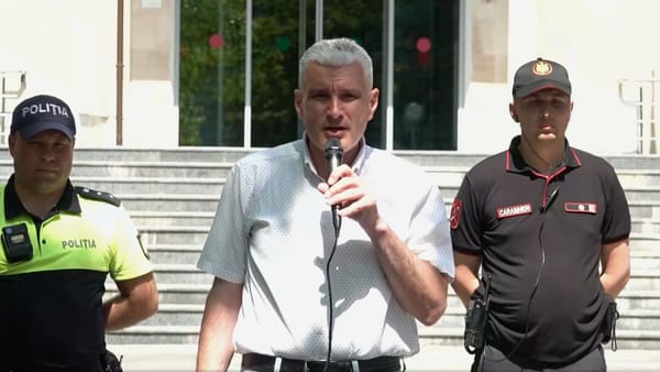 VIDEO/ Fermierii au reluat protestele în fața Guvernului. Discuțiile cu autoritățile au fost tensionate