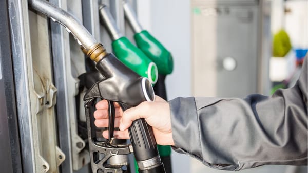 Benzina se scumpește, motorina continuă să se ieftinească. Cât vor costa carburanții pe 13 mai