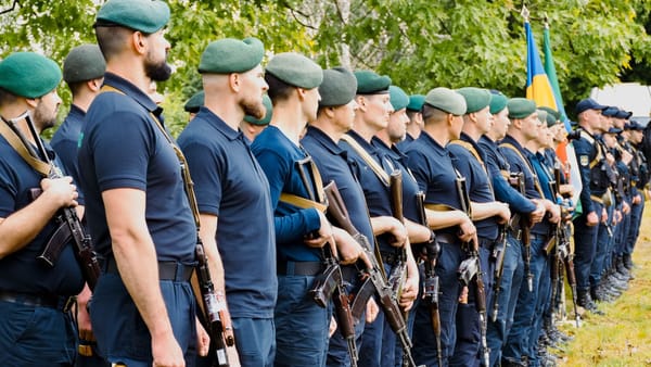 FOTO/ Opt polițiști de frontieră au obținut „Bereta de Onoare”. Probele au inclus fum, noroi și luptă corp la corp
