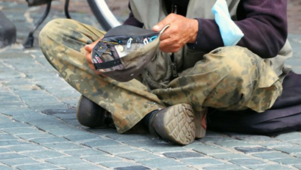 Femeie anunțată în căutare, condamnată pentru jaf - suma pentru care va sta șase ani după gratii