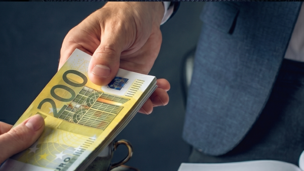 CNA a descins cu percheziții la un avocat bănuit că promitea eliberări și măsuri mai blânde. Cerea până la 50.000 de euro
