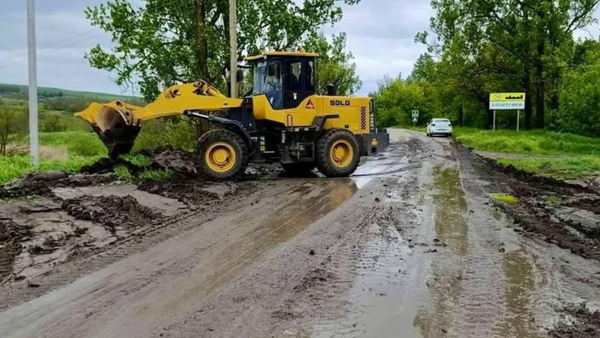 Drumarii au ieșit pe trasee după ploile puternice: nămolul și sectoarele afectate sunt curățate în mai multe raioane