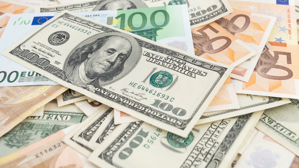 Cursul valutar pentru weekend - cât va costa euro și dolarul pe 16 și 17 mai 2026