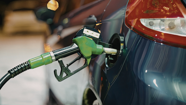 Scumpiri la carburanți: benzina 95 urcă ușor peste pragul de 31 de lei - cât va costa motorina miercuri