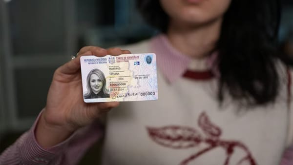 Moldovenii stabiliți peste hotare pot obține cartea de identitate cu semnătură electronică