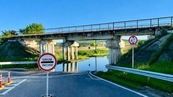 Ploile abundente au inundat un sector de drum din Strășeni: circulația sub podul feroviar, temporar închisă