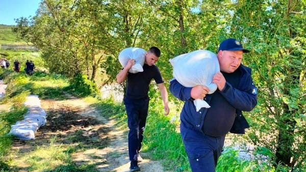 FOTO/ R. Moldova se luptă cu pericolul inundațiilor: diguri de trei metri, sute de saci cu nisip și intervenții nonstop