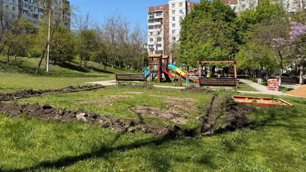FOTO/ Spații moderne pentru copii și sport: lucrări de amenajare în mai multe zone din Chișinău