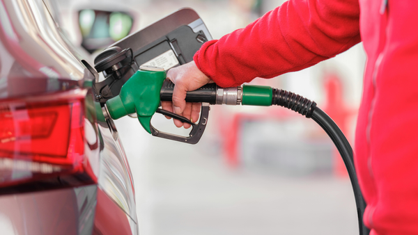 Prețurile la carburanți cresc ușor la benzină și scad la motorină. Stocuri suficiente pentru aproximativ două săptămâni