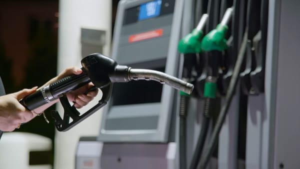 Benzina se scumpește, motorina se ieftinește ușor: noile prețuri la carburanți anunțate pentru 26 mai