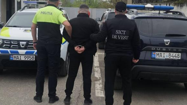 VIDEO/ Al șaptelea membru al unei rețele de migrație ilegală, prins la Ungheni într-un taxi