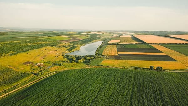 Duminica ne aduce ploi de scurtă durată și temperaturi de până la 27°C