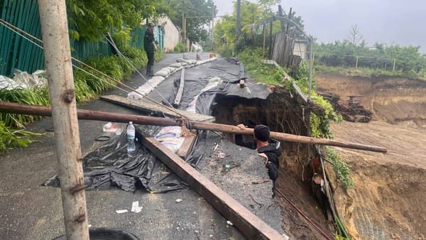 FOTO/ Alertă în orașul Ialoveni: Un sector de drum s-a surpat în vecinătatea unui șantier de construcții