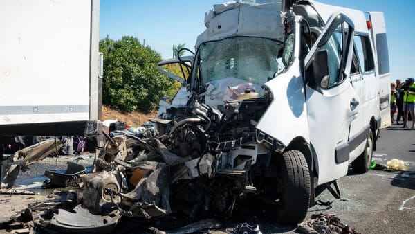 FOTO/ Microbuz înmatriculat în R. Moldova, implicat într-un grav accident în Ungaria. MAE: Opt persoane ar fi decedat