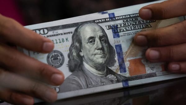 Presiune pe leul moldovenesc. Dolarul american se apreciază cu aproape 12 bani