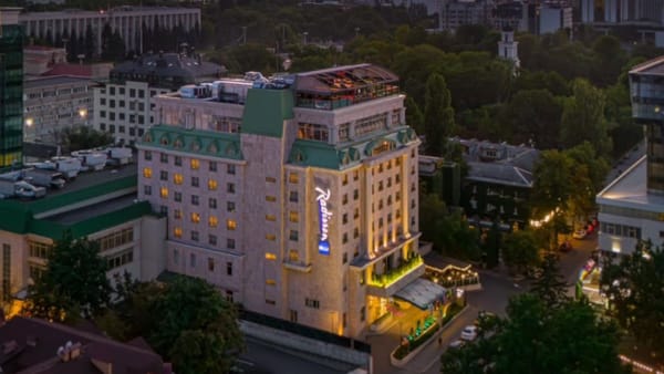 Mai multe persoane, spitalizate după un eveniment organizat la un hotel din capitală. Sunt suspiciuni de salmoneloză