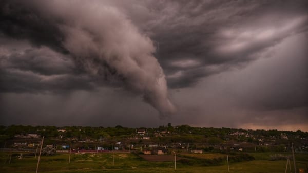 Instabilitate atmosferică în R. Moldova! O parte a țării, sub cod portocaliu, iar cealaltă - sub cod galben