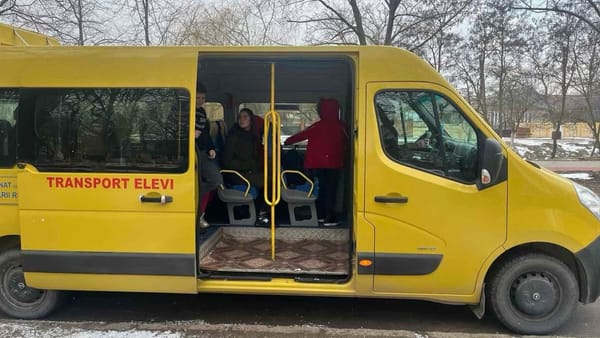 Transportul școlar va putea fi utilizat și de personalul din instituțiile reorganizate