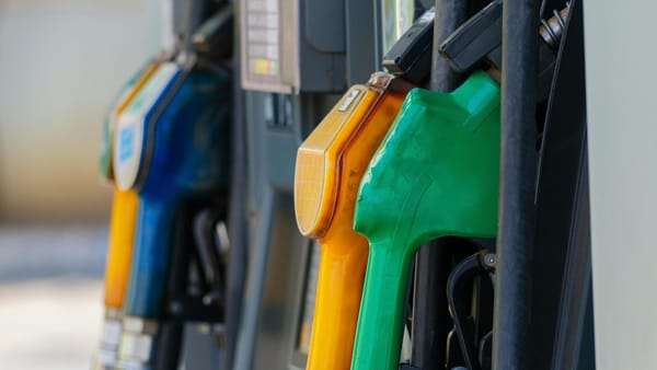 După aproape două săptămâni de ieftiniri continue, benzina se scumpește ușor