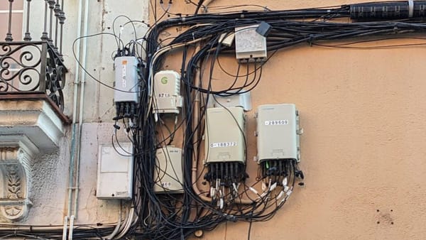 Fără cabluri improvizate: Clădirile noi din R. Moldova vor fi dotate obligatoriu cu infrastructură pentru fibră optică